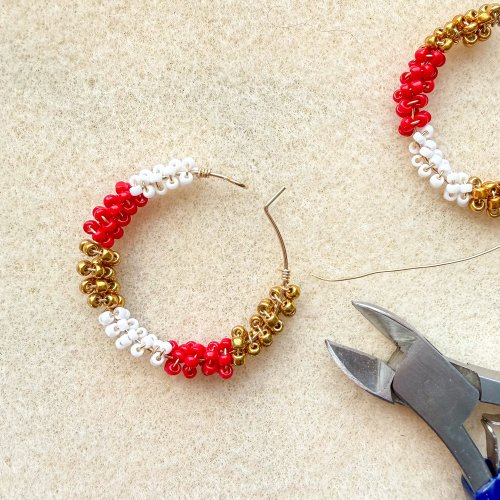 Margot Potter's Wrap It Up Earrings - , Contemporary Wire Jewelry, Wire Wrapping, Wrapping, Wire Wrapping Jewelry, Beads, Cut off the excess wire 